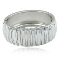 Exagerado Stereoscopic Stripe Metal punk estilo kara brazalete 11030636